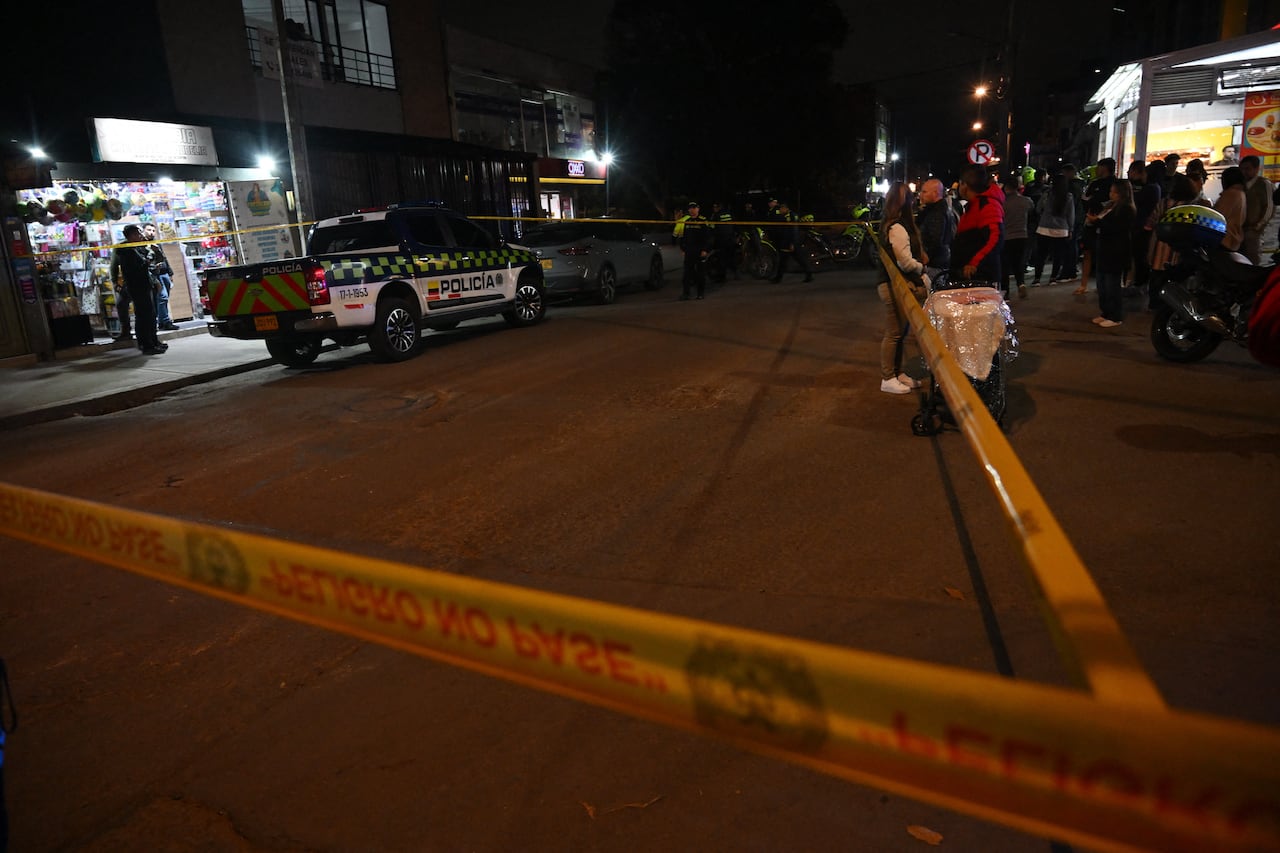 Forensic experts work at the crime scene where Senator Miguel Uribe was shot and wounded in the Modelia neighborhood in Bogota on June 7, 2025. A Colombian right-wing opposition senator and candidate for next year's presidential election, Miguel Uribe, 39, was shot and wounded in Bogota on June 7, 2025, various media reported, while the government denounced an "attack." (Photo by RAUL ARBOLEDA / AFP)