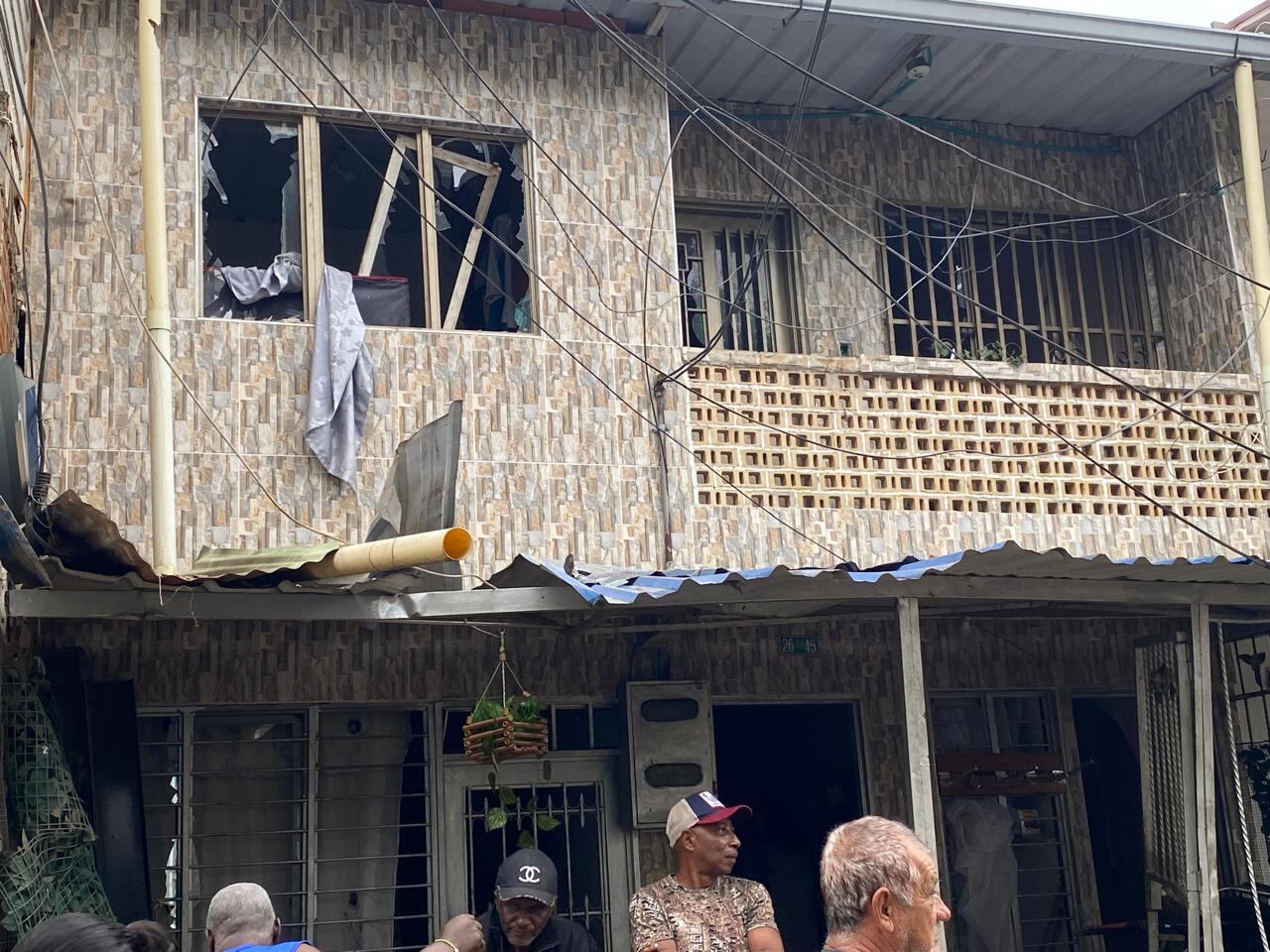 Cerca de las 7:30 de la noche de este domingo 18 de mayo, las autoridades reportaron una explosión en el barrio Los Lagos, al oriente de Cali, que dejó siete personas heridas, entre ellos tres policías, según información preliminar.